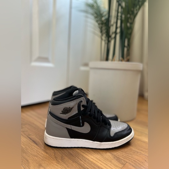 2018 Air Jordan 1 Retro OG ‘Shadow’ GS size 5.5 (wmn 7) - good condition
